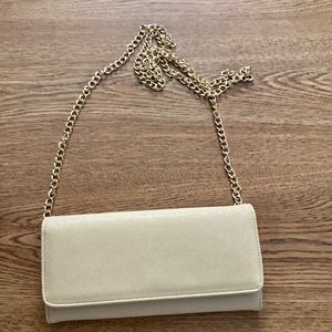 Wallet with removable chain